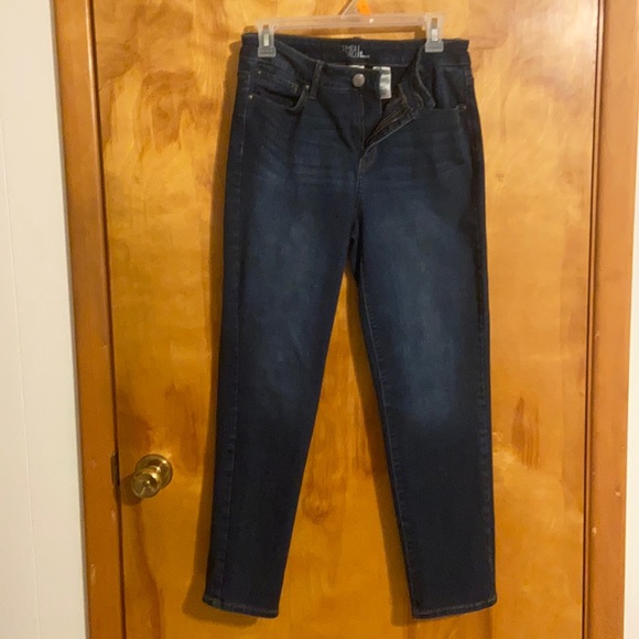 SOLD- Women’s Time and Tru Straight Jeans Size 8 - Picture 1 of 3
